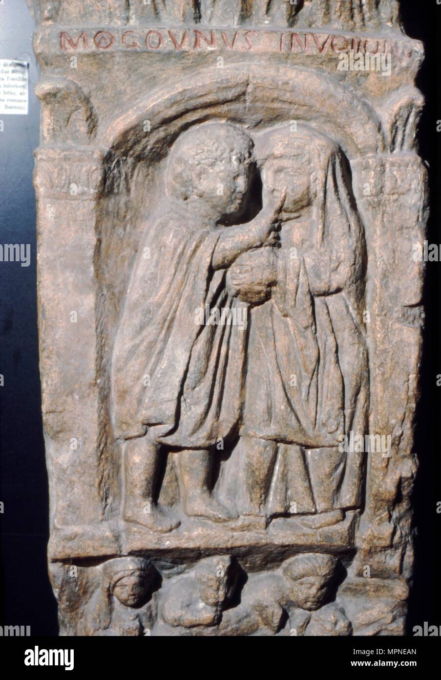 Docteur romain l'inspection d'une femme oeil, relief sur pierre tombale, de maison près de naix, France. Artiste : Inconnu. Banque D'Images
