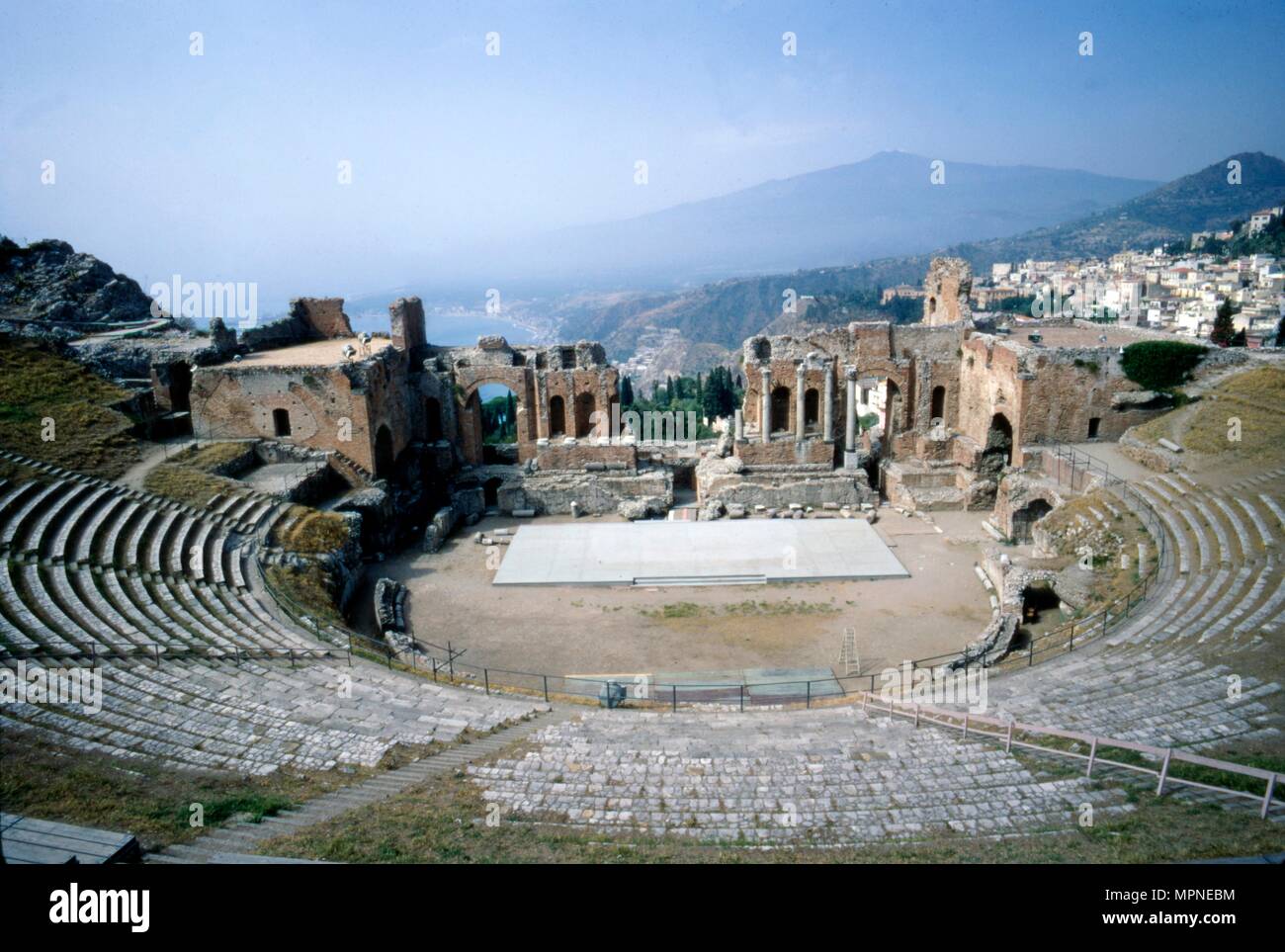 Amphithéâtre GreekGreek, le littoral et l'Etna, Taormina, Sicile, 3e siècle, 20e siècle (c). Artiste : Inconnu. Banque D'Images