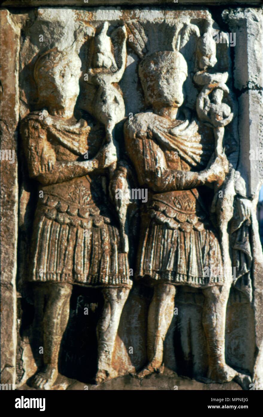 Étendard, Arc de Constantin, relief détail, début 2ème siècle : Artiste inconnu. Banque D'Images