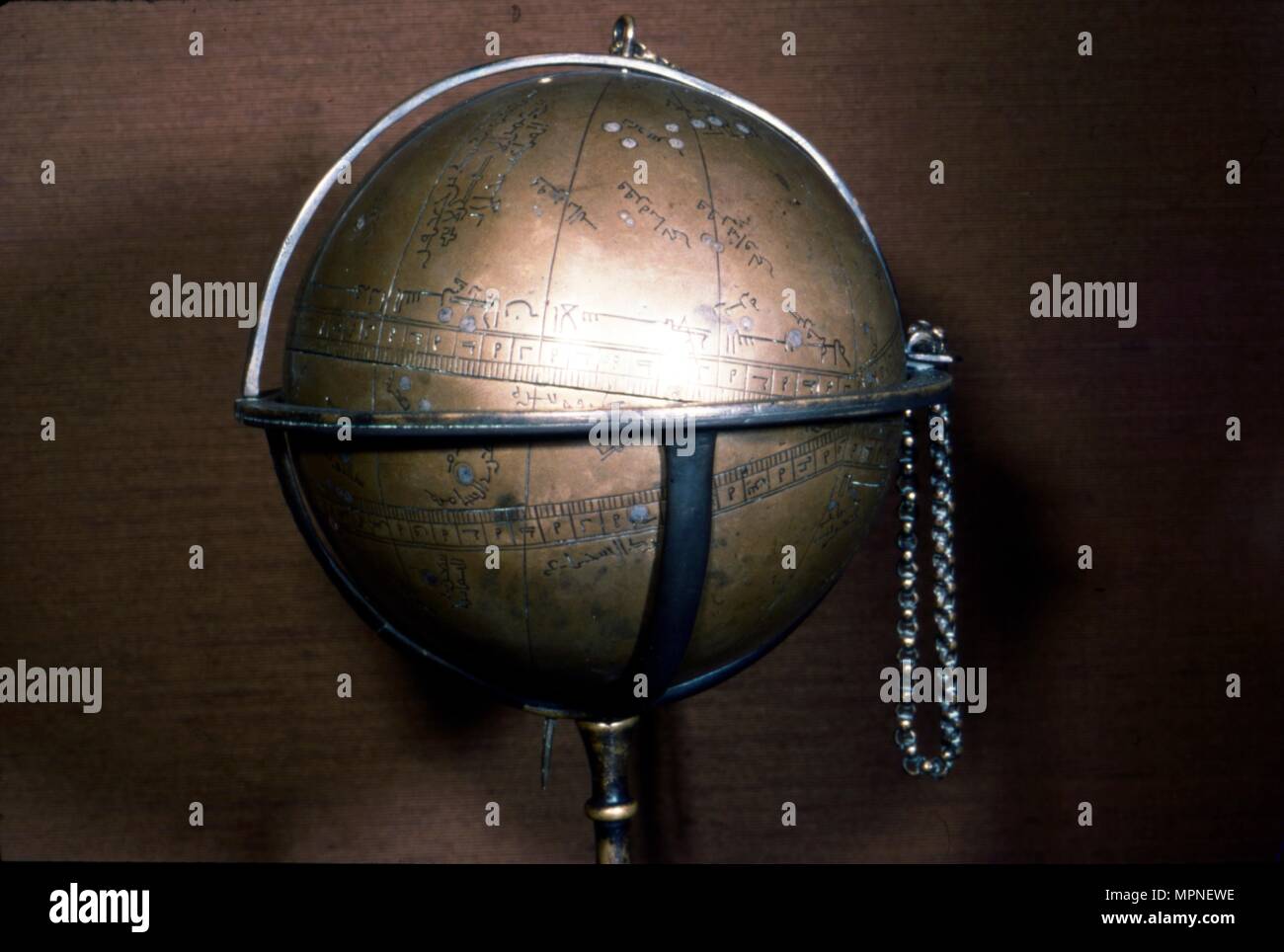 Le Globe céleste en laiton, laiton gravé et incrusté d'argent, 1430-1431. Artiste : Muhammad Ibn Jafar Ibn Umar. Banque D'Images