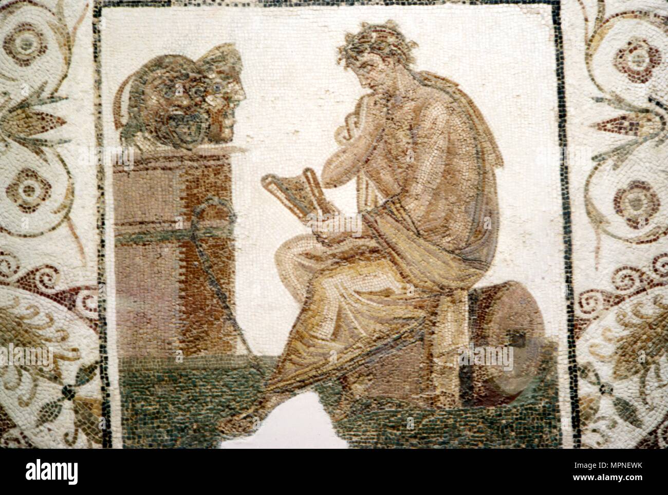 Mosaïque romaine, poète tragique et deux masques de Thuburbo Majus, Tunisie, 3e siècle. Artiste : Inconnu. Banque D'Images