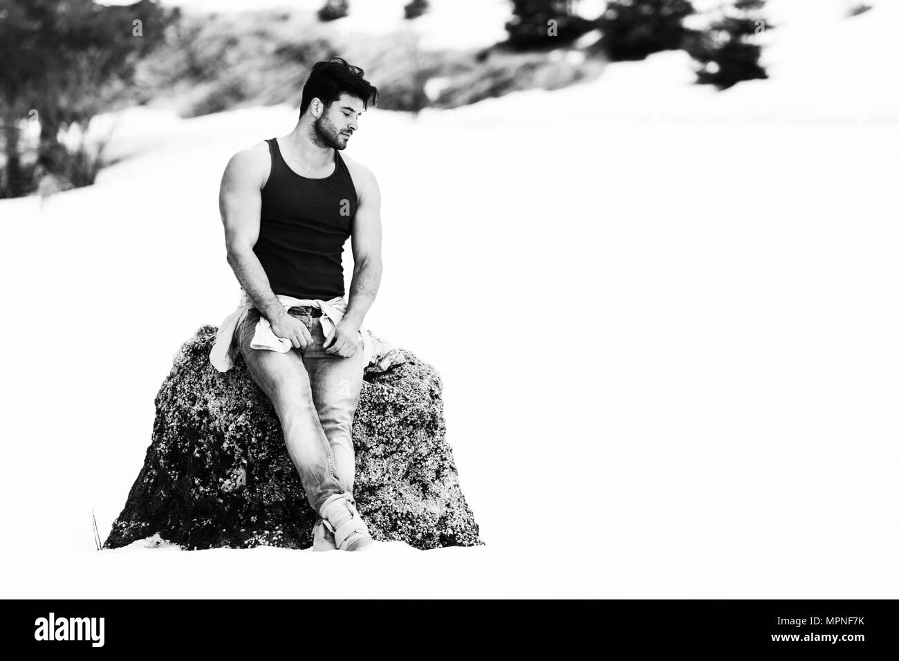 Jeune homme sain Soyons forts Flexing muscles tout en portant un jean bleu - Remise en forme musculaire Bodybuilder Athletic Model Posing Outdoors - un lieu pour Banque D'Images