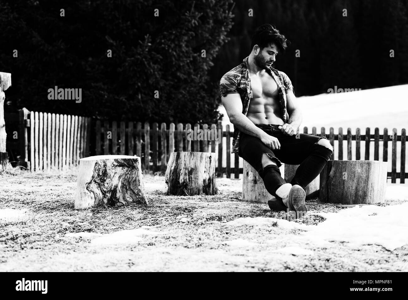 Beau jeune modèle soyons forts à l'extérieur et Flexing Muscles musculaire Bodybuilder Athlétique - Man - un lieu pour votre texte Banque D'Images