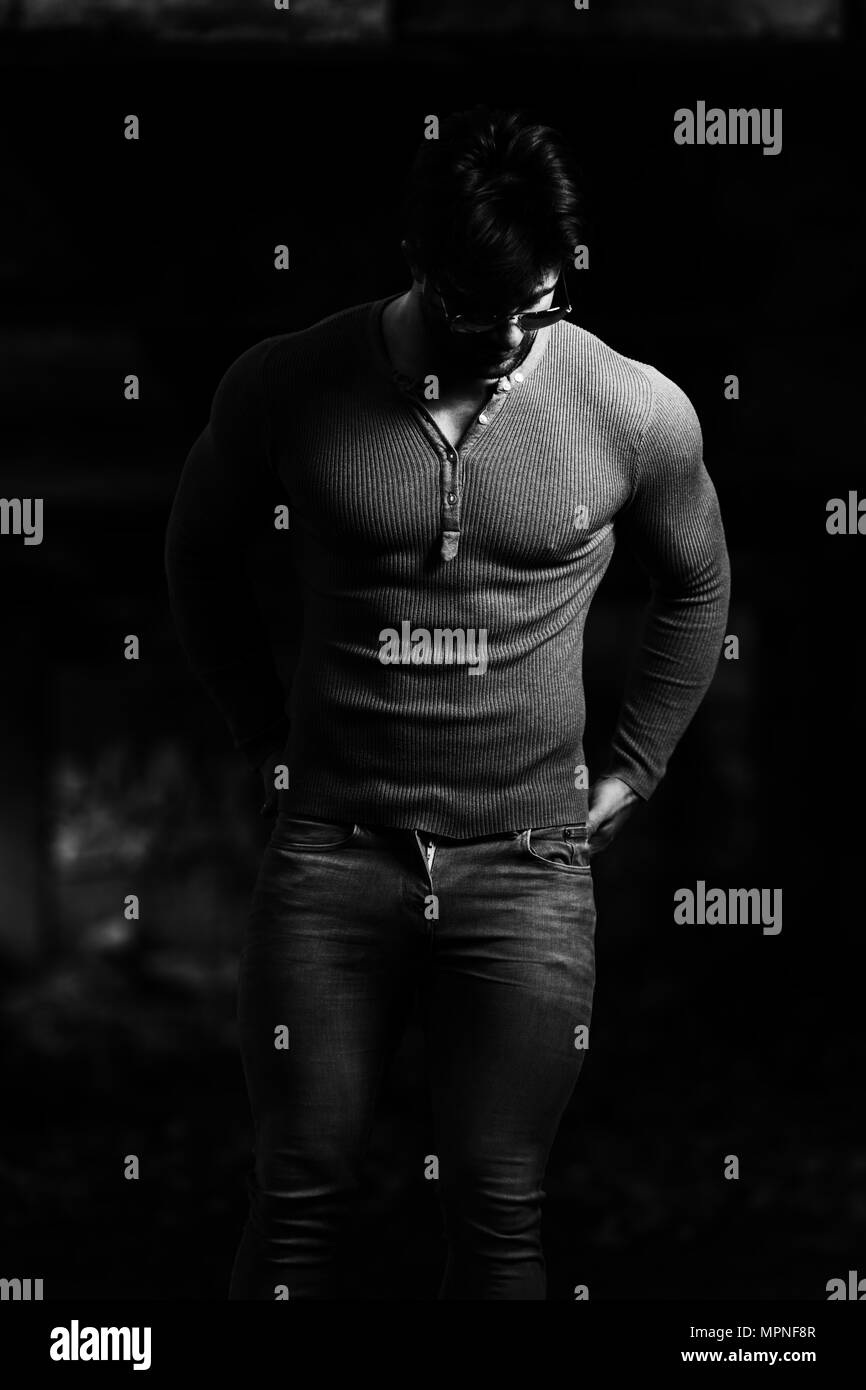 Mettre en place les jeunes adultes beau élégant urbain Homme posant devant un mur de graffiti Banque D'Images