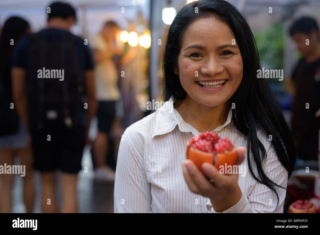 Mature Asian businesswoman shopping au marché de rue Banque D'Images