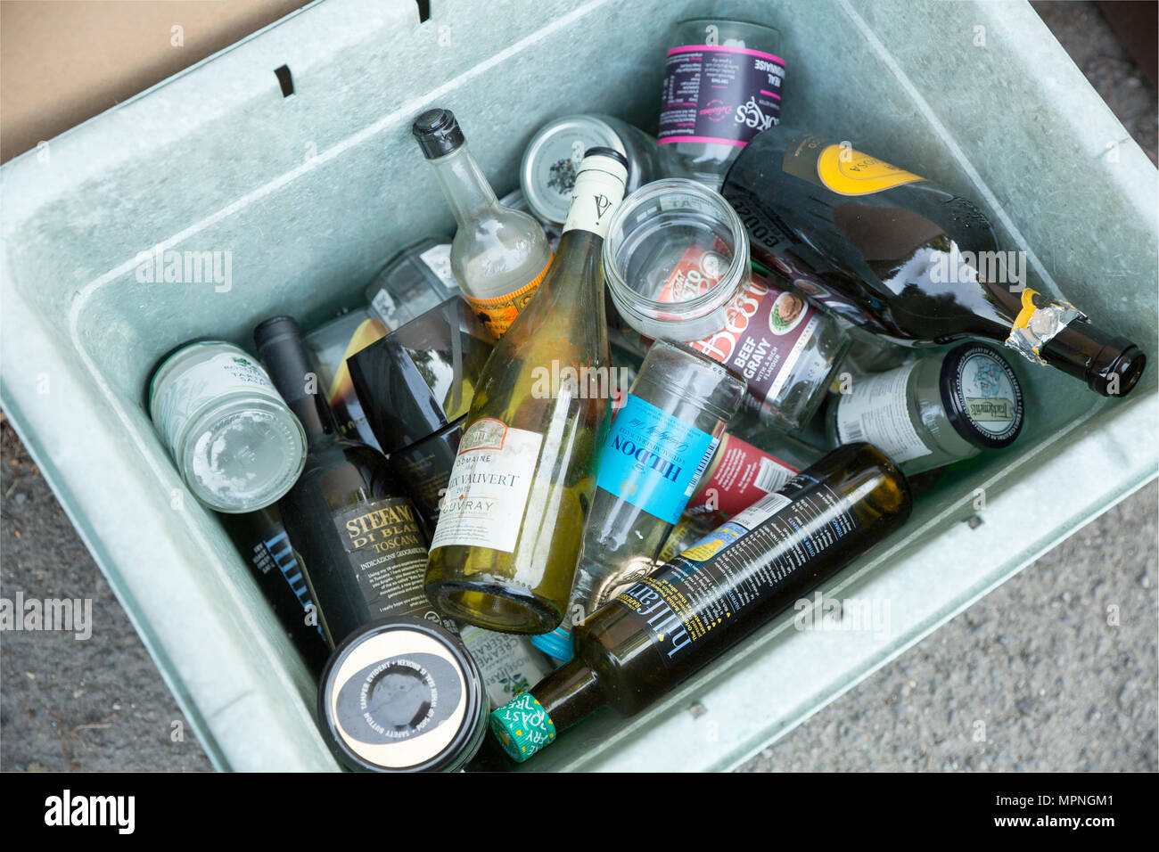 Un récipient avec diverses boissons non alcoolisées et de bouteilles en verre et les bocaux mis au rebut et de recyclage. Nord du Dorset England UK GO Banque D'Images
