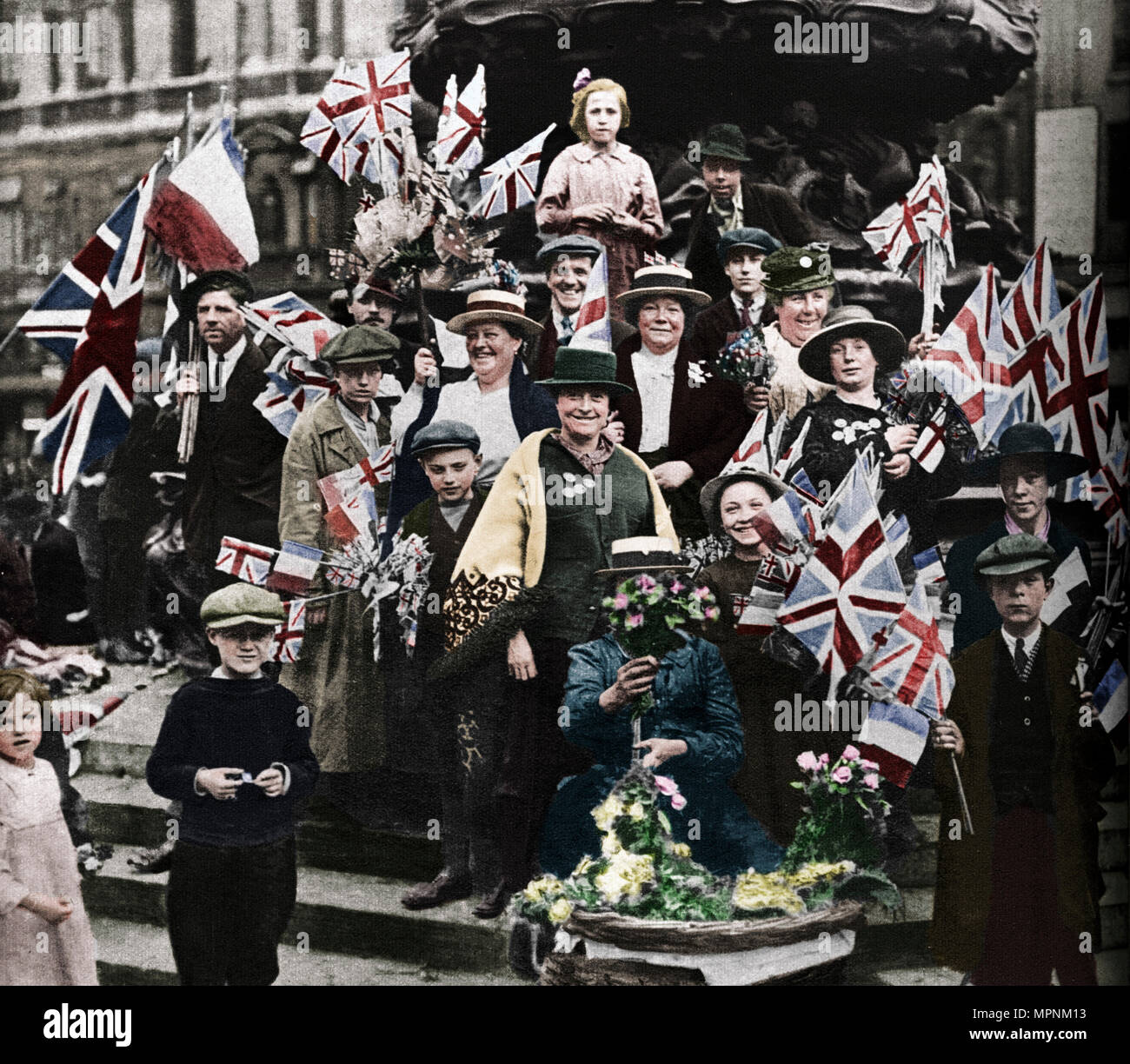 Les célébrations de la victoire sous l'Éros, Piccadilly, Londres, 1918, (1938). Artiste : Inconnu. Banque D'Images