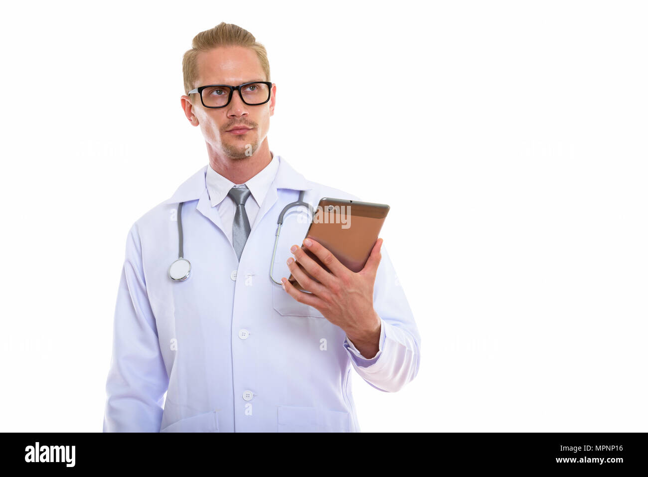 Portrait de jeune homme séduisant médecin holding digital tablet Banque D'Images