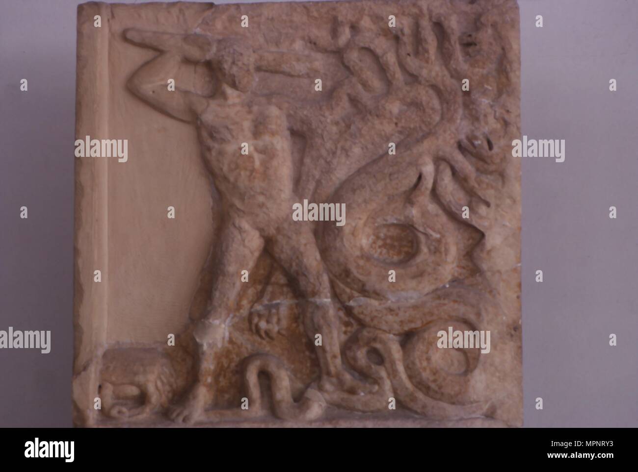 Hercule combat l'hydre de Lerne, vestige de Lerne, 3e siècle avant J.-C.. Artiste : Inconnu. Banque D'Images