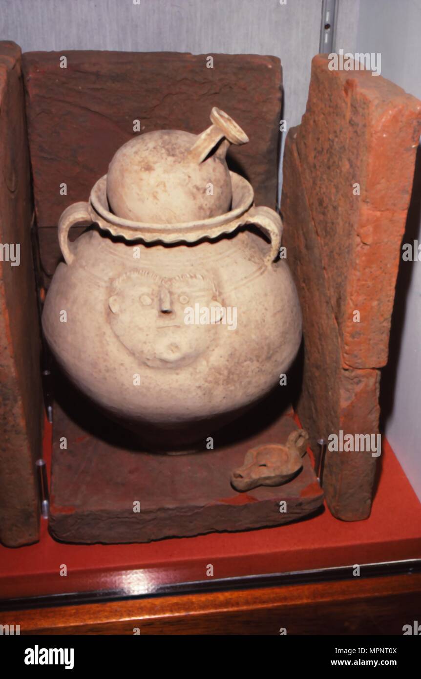 La crémation inhumation (romain) dans un visage d'urne, Colchester, Essex c125-200. Artiste : Inconnu. Banque D'Images