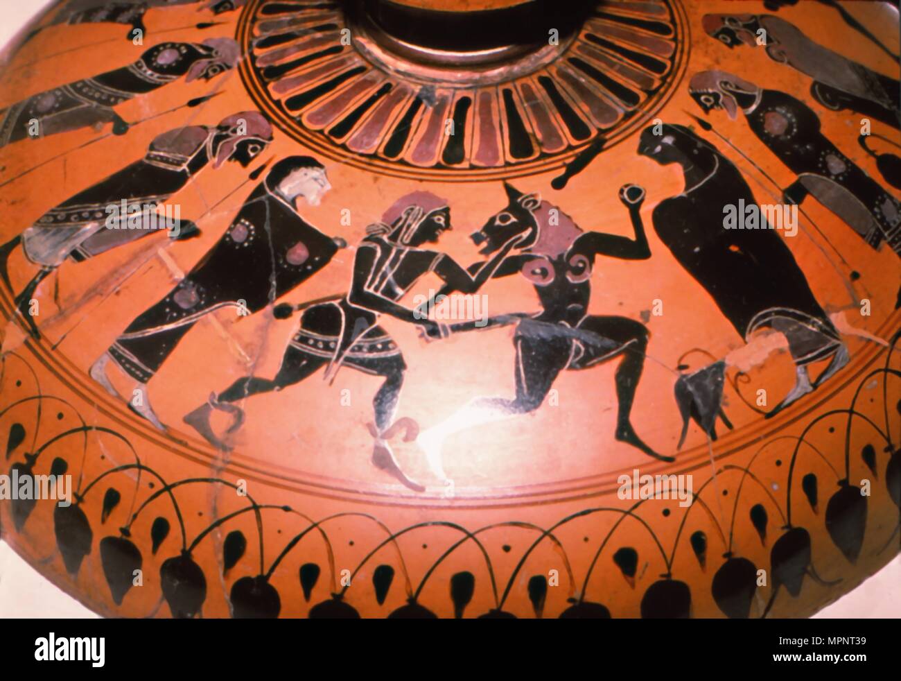 Thésée et le minotaure sur le couvercle d'un plat grec, c5e siècle avant J.-C.. Artiste : Inconnu. Banque D'Images