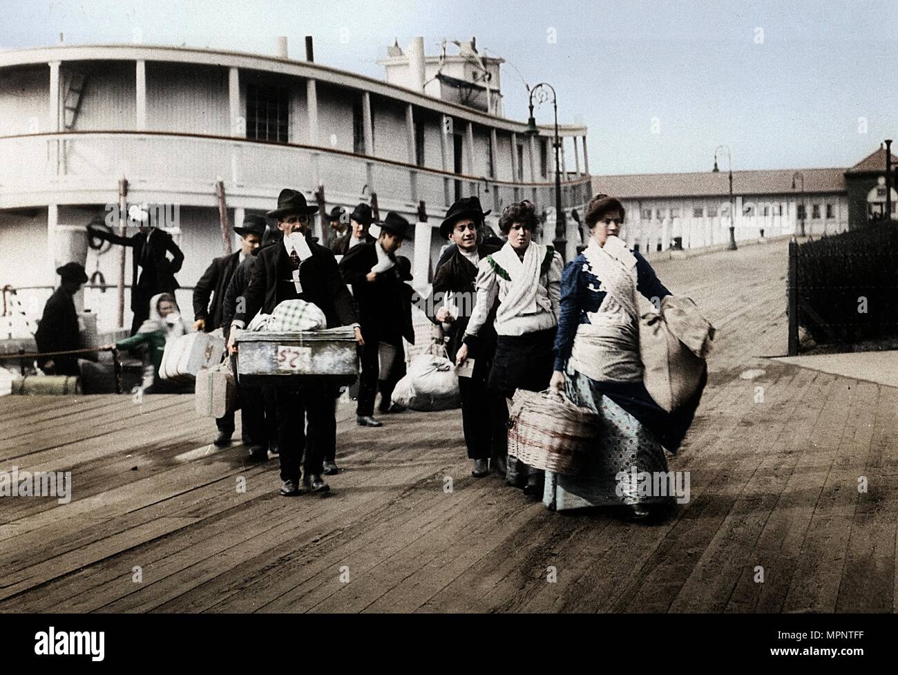 Les immigrants vers les USA à l'atterrissage à Ellis Island, New York, c1900. Artiste : Inconnu. Banque D'Images