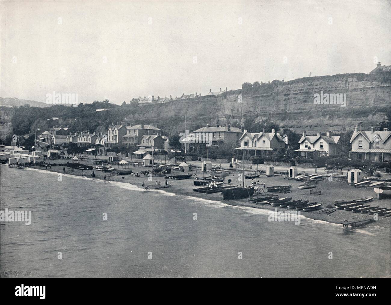 «Hanklin - Vue sur la plage et les hauteurs', 1895. Artiste : Inconnu. Banque D'Images