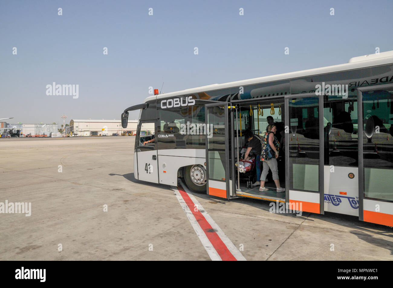 L'aéroport international Ben Gourion, Israël Bus navette transporte les passagers de l'aérogare à l'avion et d'avion à la borne après l'atterrissage Banque D'Images