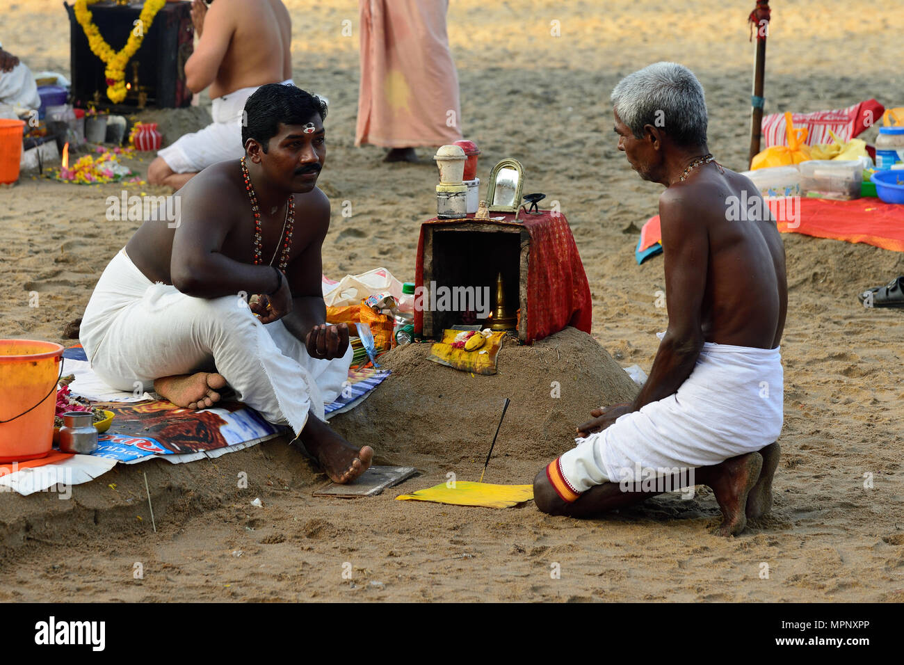Munnar, Kerala, Inde - 18 mars 2015 : matin Puja dans le lieu saint sur Varkali plages dans l'Etat de Kerala en Inde Banque D'Images