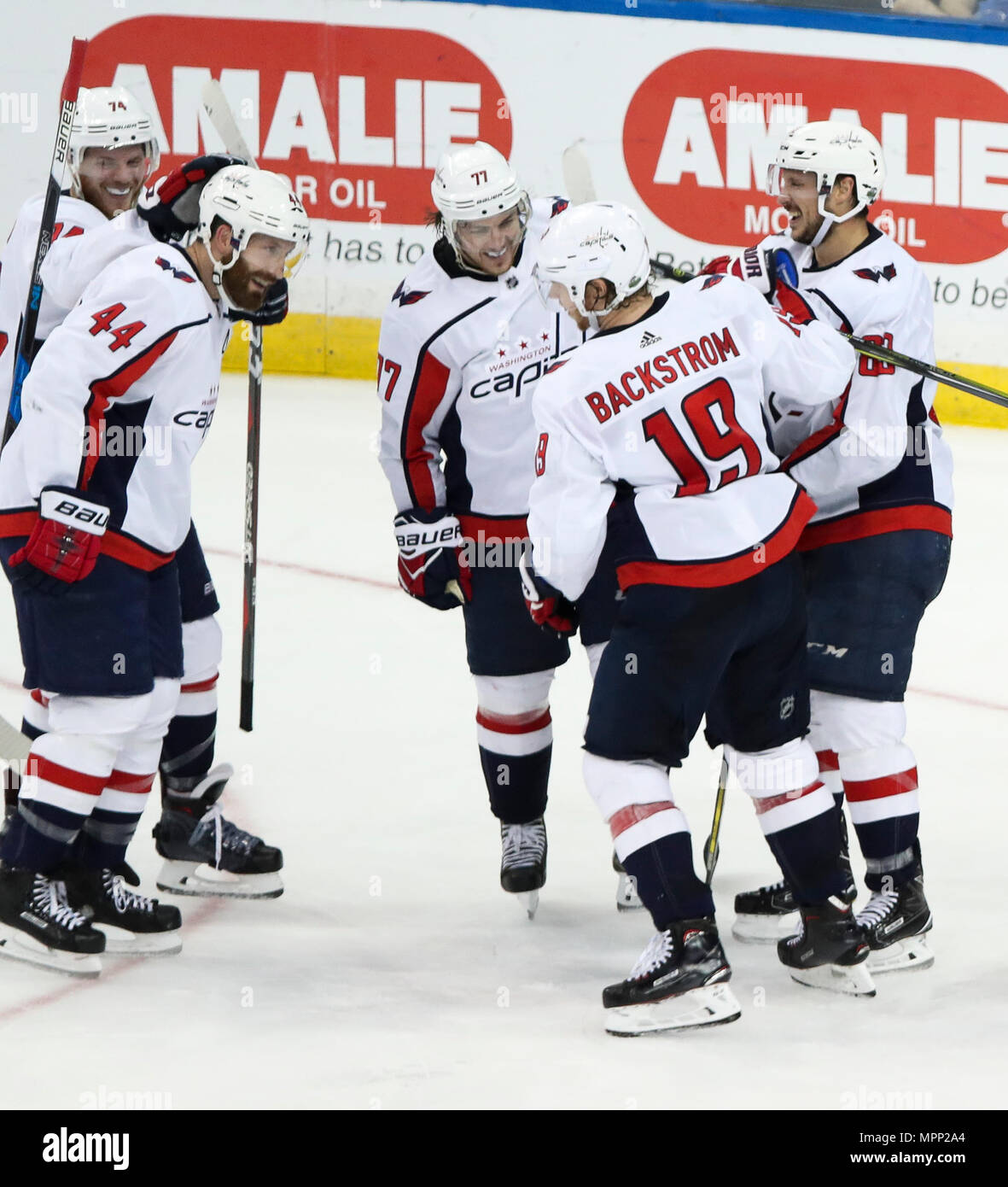 23 mai 2018 - Tampa, Floride, États-Unis - DOUGLAS R. CLIFFORD | fois.centre Nicklas Backstrom Les Capitals de Washington (19) célèbre après avoir marqué au cours de la troisième période de Match 7 de la finale de conférence de l'Est contre les Capitals de Washington le 23 mai 2018 à Amalie Arena, à Tampa, Floride (crédit Image : © Douglas R. Clifford/Tampa Bay Times via Zuma sur le fil) Banque D'Images