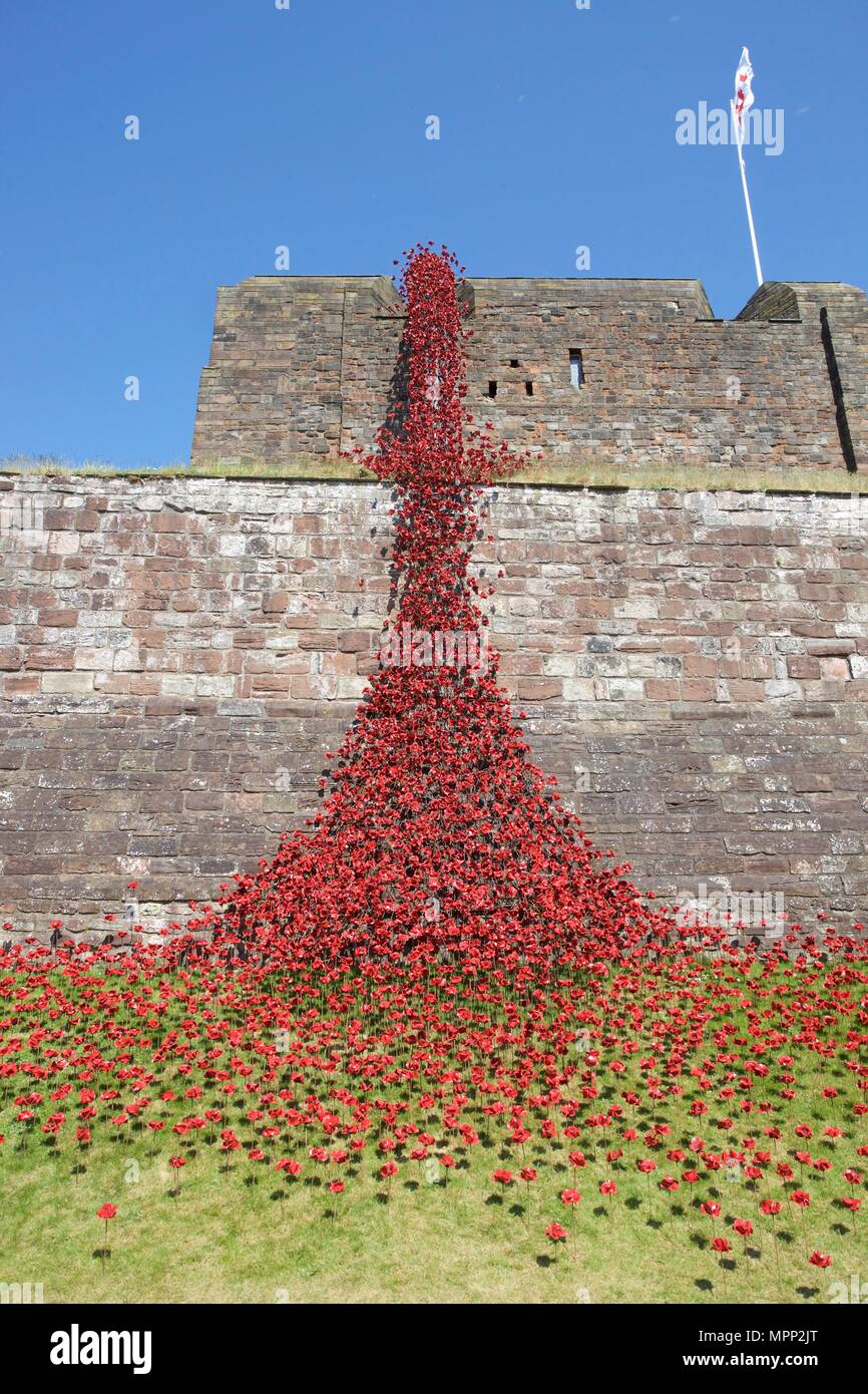 Le château de Carlisle, Carlisle, Cumbria (Royaume-Uni). 23, mai, 2018. Fenêtre de coquelicots en céramique pleureur art installation au château de Carlisle. Le projet commémore la Première Guerre mondiale et est par l'artiste Paul Cummins et designer Tom Piper. Une partie du sang a balayé les terres et les mers de l'installation rouge. Crédit : Andrew Findlay/Alamy Live News Banque D'Images