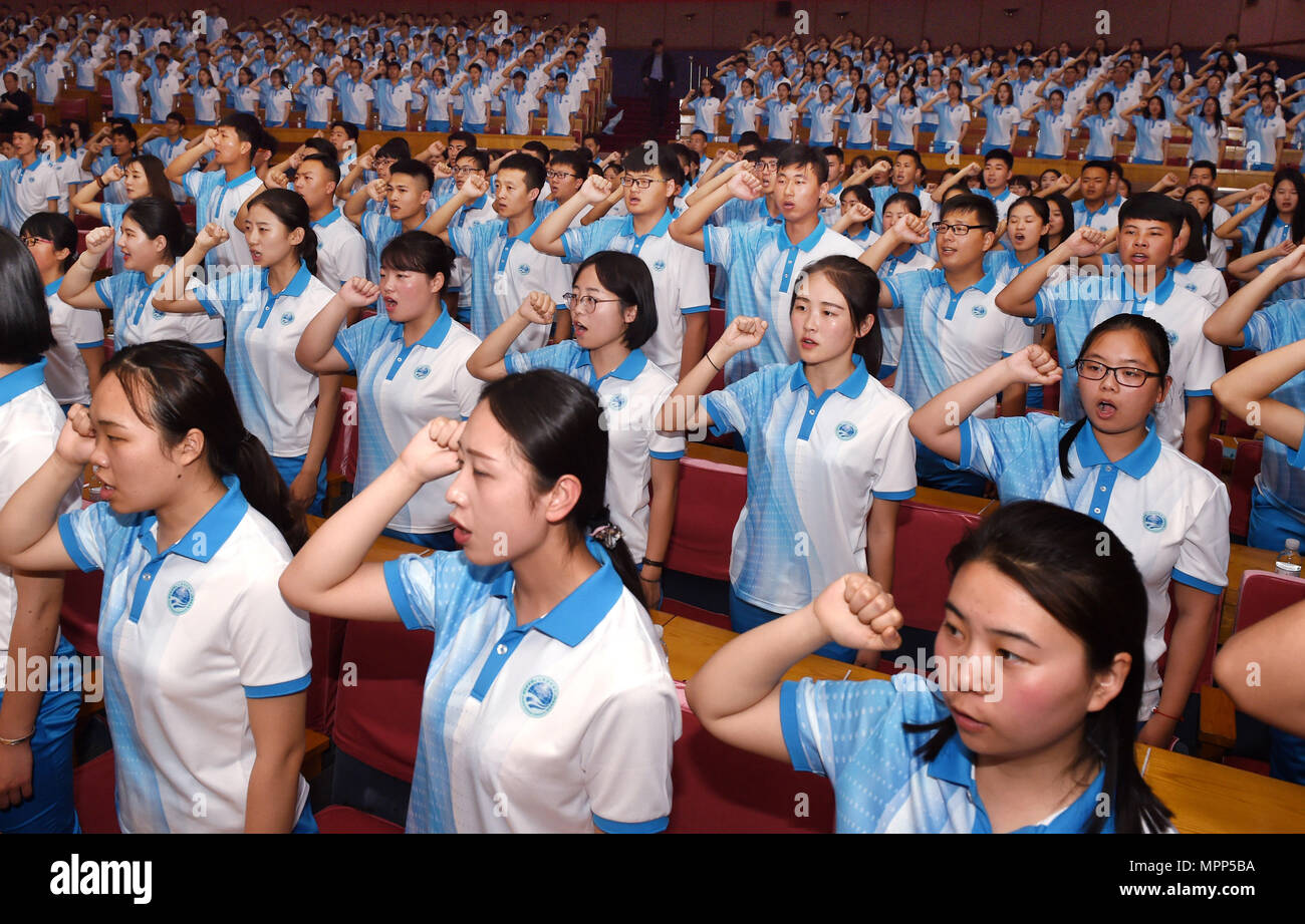 Qingdao, Chine, la province de Shandong. 24 mai, 2018. Les bénévoles prêtent serment au cours d'une cérémonie de lancement de son programme de bénévolat pour l'Organisation de coopération de Shanghai (OCS) qui se tiendra à Shanghai, la Chine de l'est la province de Shandong, le 24 mai 2018. Environ 2 000 bénévoles vont offrir des services tels que l'aide à votre arrivée et départ, la traduction, et les demandes des médias au cours du 18e sommet de l'OCS. Crédit : Li Ziheng/Xinhua/Alamy Live News Banque D'Images