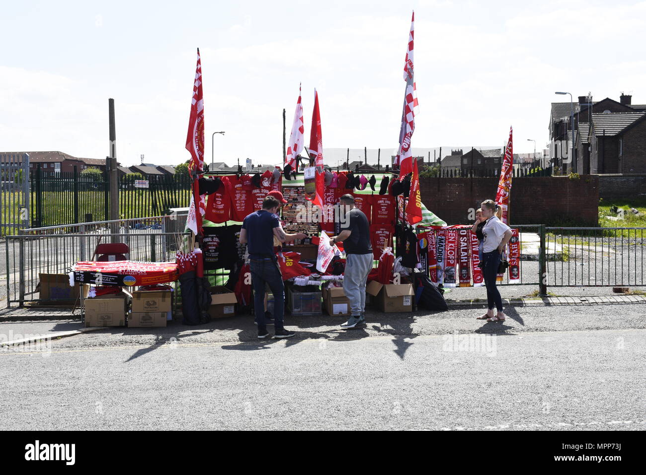 Liverpool, UK 24 mai 2018. Décorations et drapeaux monter sur les maisons et des pubs à proximité de Anfield, le terrain du Liverpool Football Club. Fans se préparent à faire leur apparition dans les équipes de la finale de la Ligue des Champions le samedi 26 mai 2018. C'est première fois Liverpool FC ont paru dans le dernier depuis 2005. Crédit : David Colbran/Alamy Live News Banque D'Images