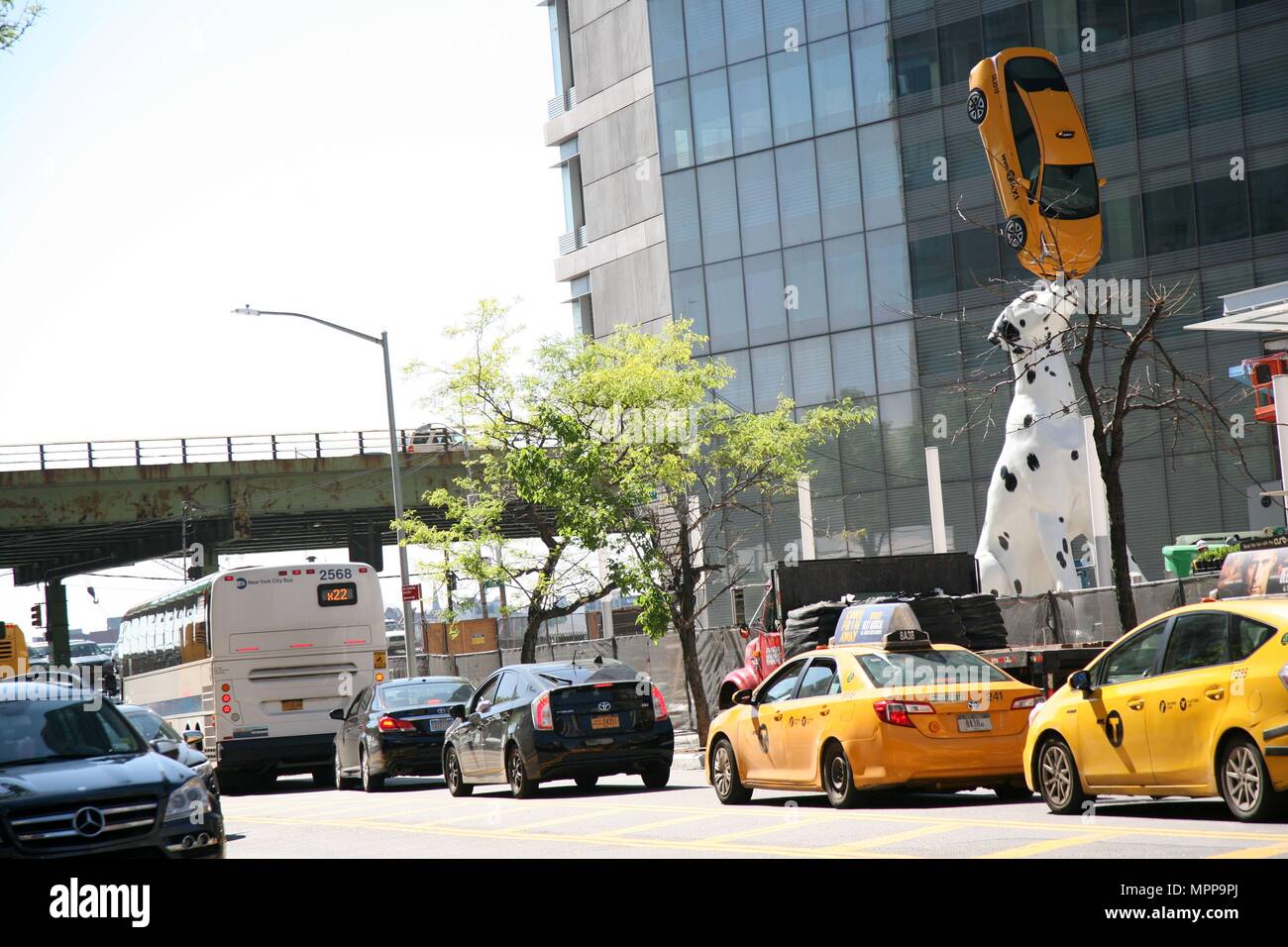 New York City, New York, USA. 24 mai, 2018. Planeur à une hauteur d'un immeuble de trois étages, a 38-foot-tall statue d'un dalmatien, parfaitement l'équilibre entre un taxi jaune sur le nez, se trouve à l'extérieur d'un site de construction de l'hôpital dans la ville de New York. Le taxi est un véritable Prius, offert par Toyota, qui a été dépouillé de son moteur, et quand il pleut, les essuie-glaces s'active, selon l'hôpital NYU Langone. Credit : Ronald G. Lopez/ZUMA/Alamy Fil Live News Banque D'Images
