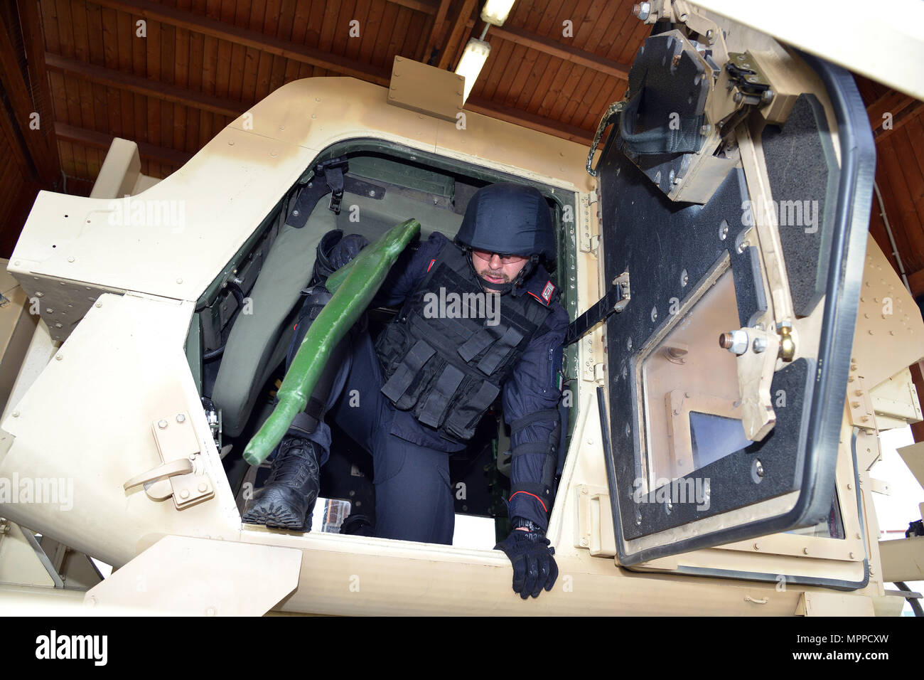 Les Carabinieri italiens de la 7e Régiment Carabinieri" et "Laives Bolzano 13e Regiment "Carabinieri" Friuli Venezia Giulia Gorizia conduite formation à l'aide de la grande mobilité de véhicule à roues (HMMWV) aide l'évacuation de la chaleur (formateur), à Caserma Ederle Vicenza, Italie, 6 avril 2017. Le simulateur permet aux soldats de quitter la pratique des véhicules, des compétences et de s'engager dans des scénarios réalistes. L'utilisation de l'armée américaine Carabinieri RTSD équipement du Sud pour améliorer les relations bilatérales et d'accroître les niveaux de coopération et la capacité du personnel participant à des opérations conjointes. (U.S. Photo de l'armée par Vi Banque D'Images