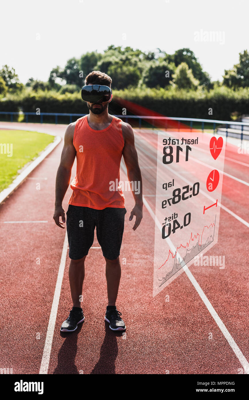 Sur la piste en tartan athlète portant des lunettes VR entouré par des données Banque D'Images