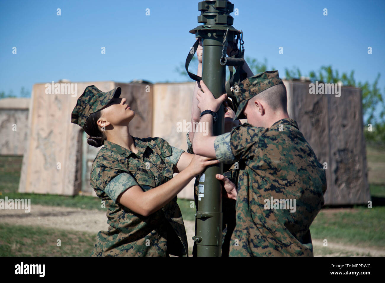 Les Marines américains affectés à l'intelligence tactique, bien sûr les opérateurs des signaux Détachement maritime de Goodfellow, mise en place d'un mât de 8 mètres Collapsable Assemblée générale à l'Airforce Base Goodfellow, Texas, le 24 mars 2017. La mission du détachement Marine Goodfellow est de former les soldats dans les domaines de la protection contre les incendies et le renseignement sur les transmissions pour la flotte Marine Force. (U.S. Marine Corps photo par Lance Cpl. Jose Villalobosrocha) Banque D'Images