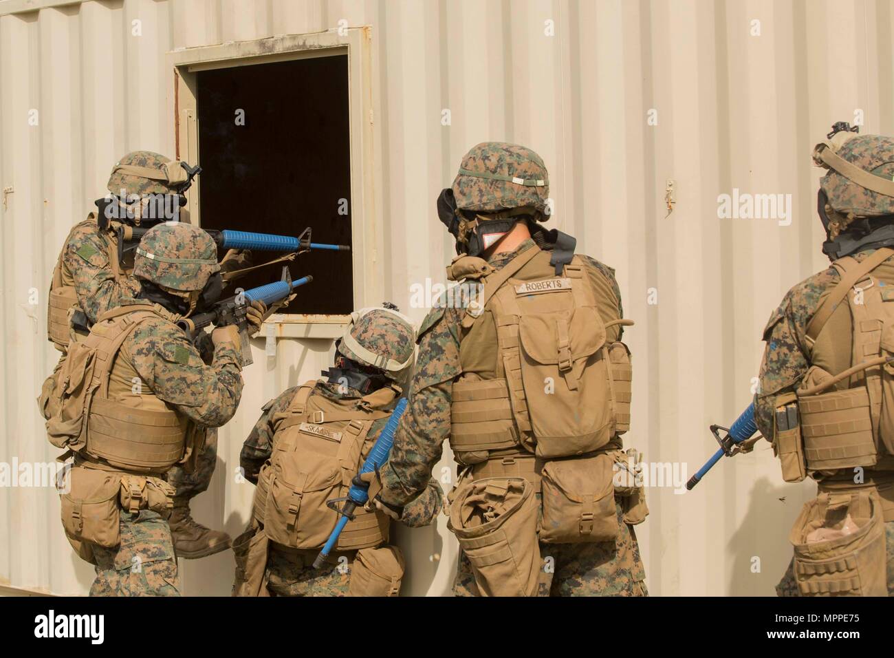 Marines assurer un prix est clair avant de faire de au cours d'une formation en compétences urbaines de base lors d'une opérations militaires sur terrain urbanisé événement à Camp Lejeune, en Caroline du Nord, le 5 avril 2017. Les Marines ont participé à la formation d'apprendre et de renforcer les compétences d'infanterie comme un travail préalable au déploiement. Les marines sont à 2e Bataillon de reconnaissance blindé, la Compagnie Bravo, 2e Division de marines. (U.S. Marine Corps photo de la FPC. Abrey D. Liggins) Banque D'Images