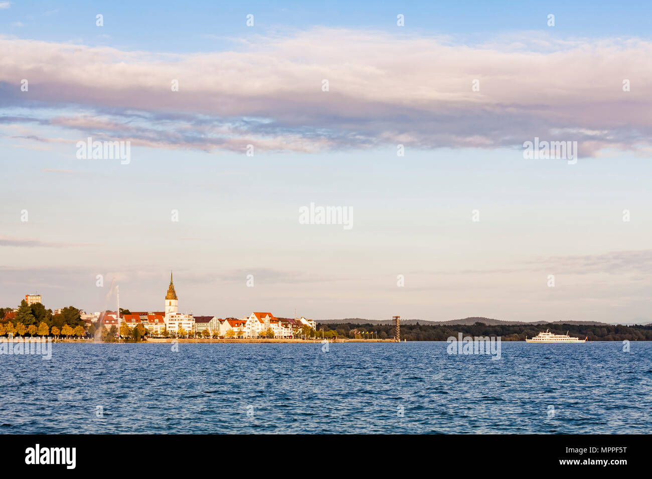 Allemagne, Bade-Wurtemberg, Friedrichshafen, le lac de Constance, vue sur la ville et tourboat Banque D'Images