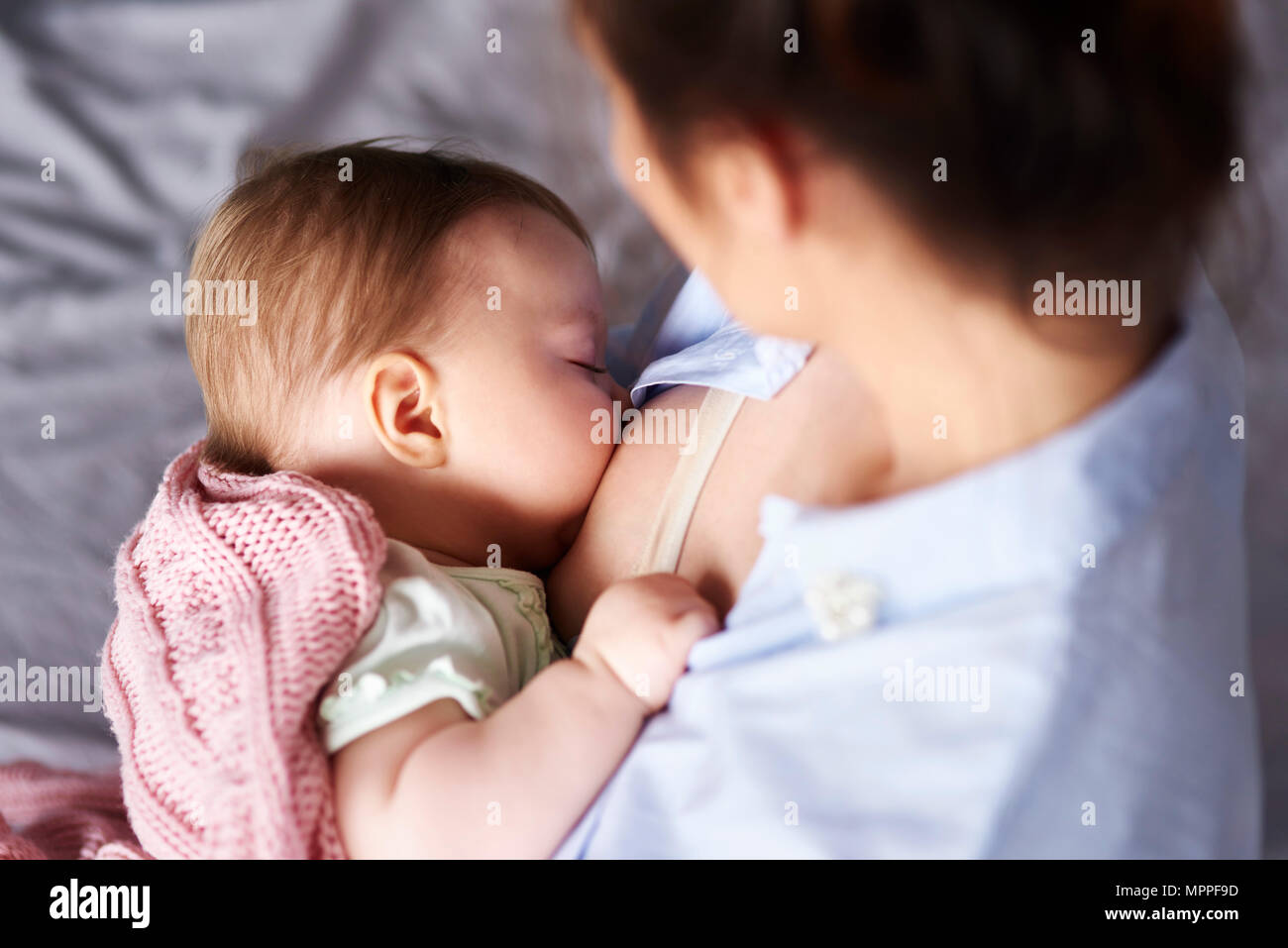 Mère d'allaiter son bébé Banque D'Images