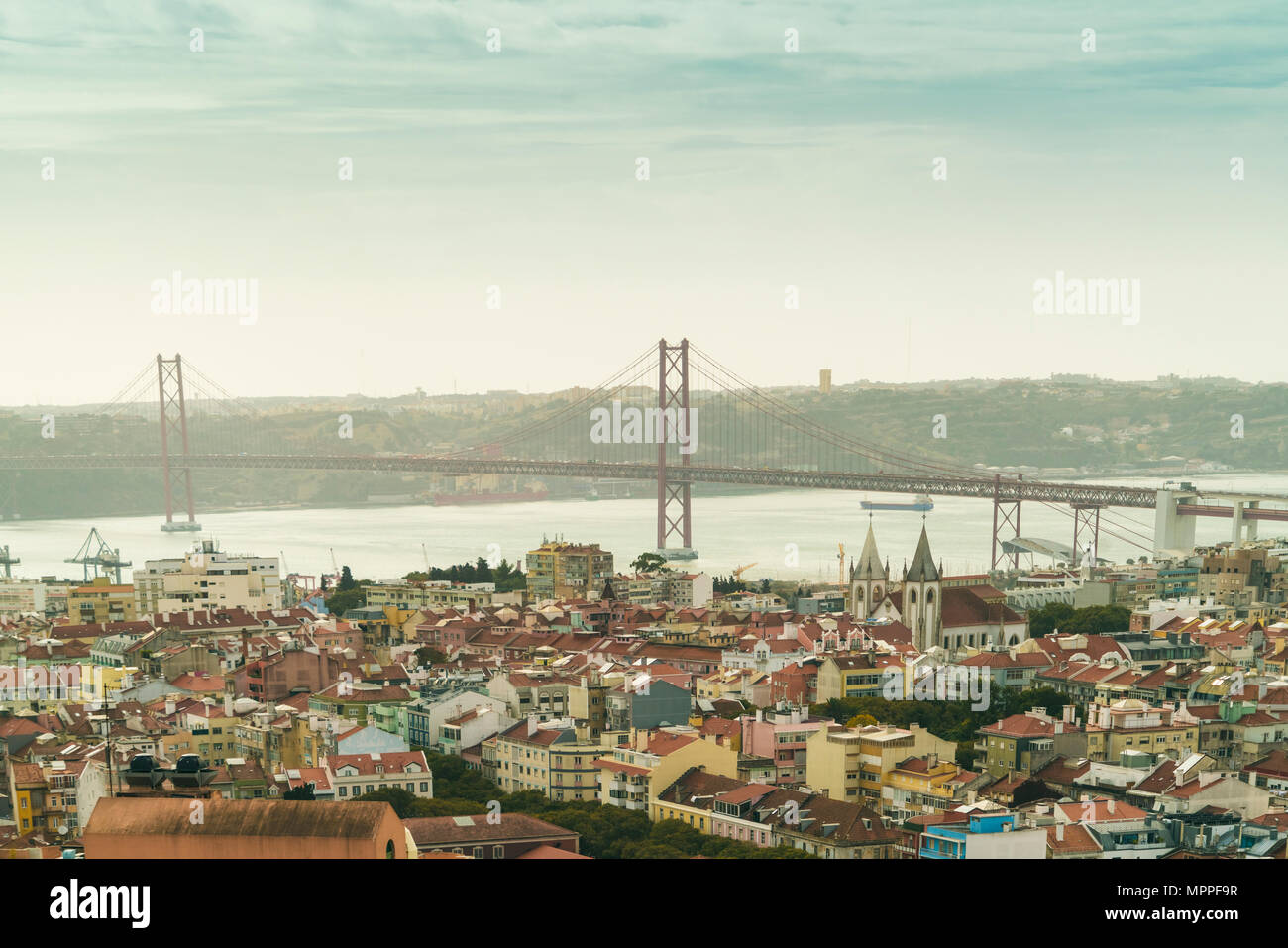 Portugal, Lisbonne, vue de la ville avec Ponte 25 de Abril en arrière-plan Banque D'Images