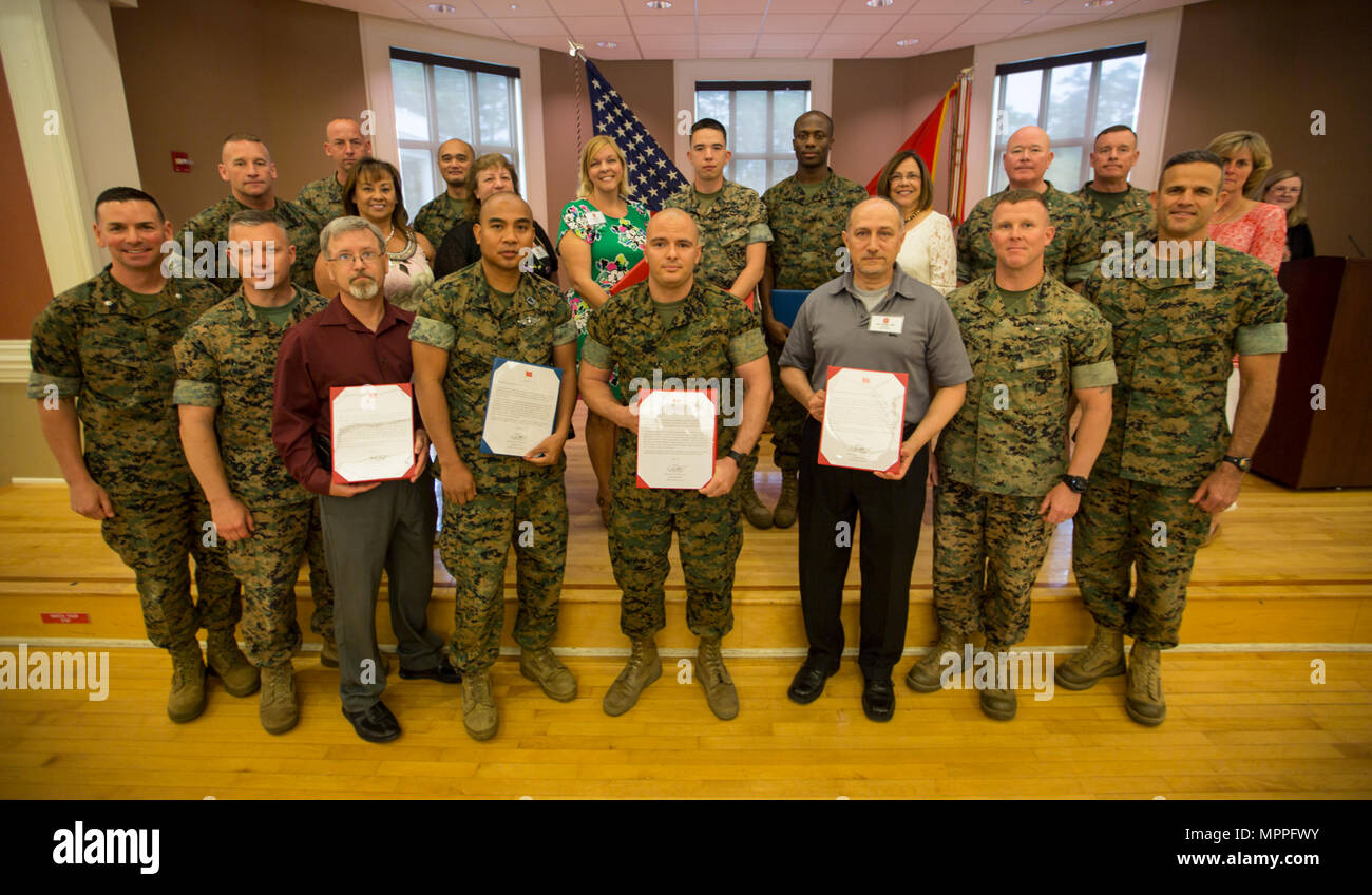 Corps des Marines américains, le Général Walter Miller, commandant général, II II Marine Expeditionary Force (MEF), se tient pour une photo avec les Marines, marins, et d'employés civils D.O.D. du 2e Groupe Logistique Maritime au cours de la II MEF la réception d'appréciation des bénévoles à Marston Pavilion à Camp Lejeune, le 5 avril 2017. Lettres de reconnaissance ont été remis à des individus ainsi que des unités en reconnaissance de la réception de la Prix de Service bénévole des présidents. (U.S. Marine Corps photo par Lance Cpl. Timothy J. Lutz) Banque D'Images