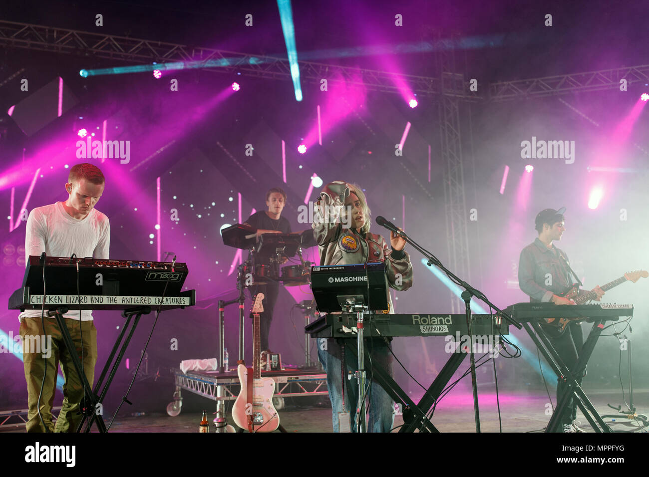 Shura (Alexandra Lilah Denton) en tournée avec son groupe. Shura Shura, en direct sur scène, Shura en concert. Banque D'Images