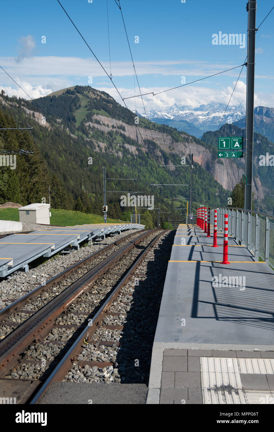 Une plate-forme de la voie ferrée au Mont Rigi Kaltbad et donne sur le bas de la montagne Banque D'Images