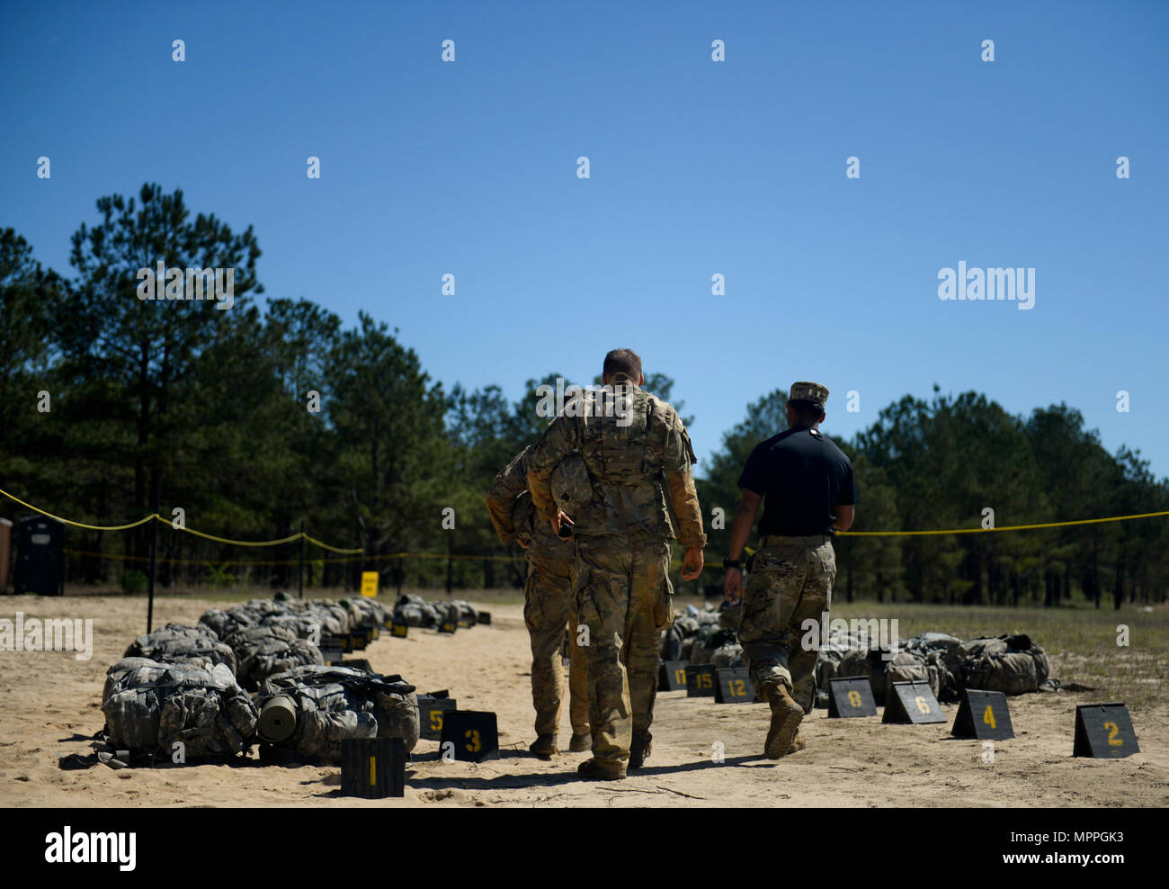 Les Rangers de l'armée américaine se reposent brièvement entre les événements de la 34e édition annuelle de David E. Grange Jr. Meilleur concours de Rangers 2017 à Fort Benning, Géorgie. La compétition de trois jours teste l'endurance physique, l'acuité mentale et les compétences tactiques à travers divers défis, y compris les parcours d'obstacles, l'entraînement en helocast et la récupération de la charge en élingue. Les participants représentent les bataillons d'entraînement des Rangers et les unités aéroportées, avec le soutien de la 982nd combat Camera Company, démontrant la disponibilité opérationnelle, la discipline et la compétence de l'armée américaine dans les opérations aéroportées et d'infanterie légère. Banque D'Images