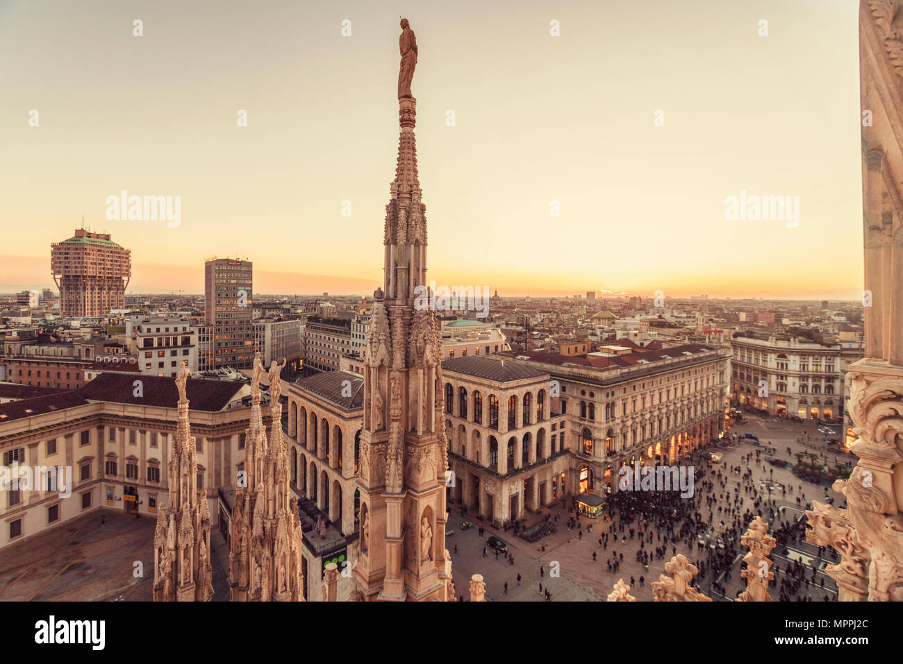 L'Italie, Lombardie, Milan, Cathédrale de Milan et Piazza del Duomo au coucher du soleil Banque D'Images