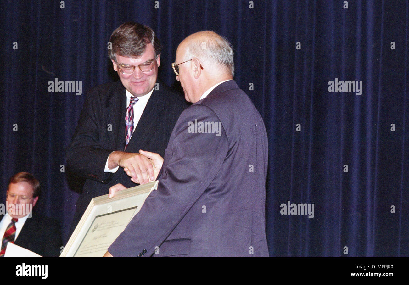 Admin. Atwood planche contact Foire de la santé ; CFC - Homme reçu le prix sur scène Banque D'Images