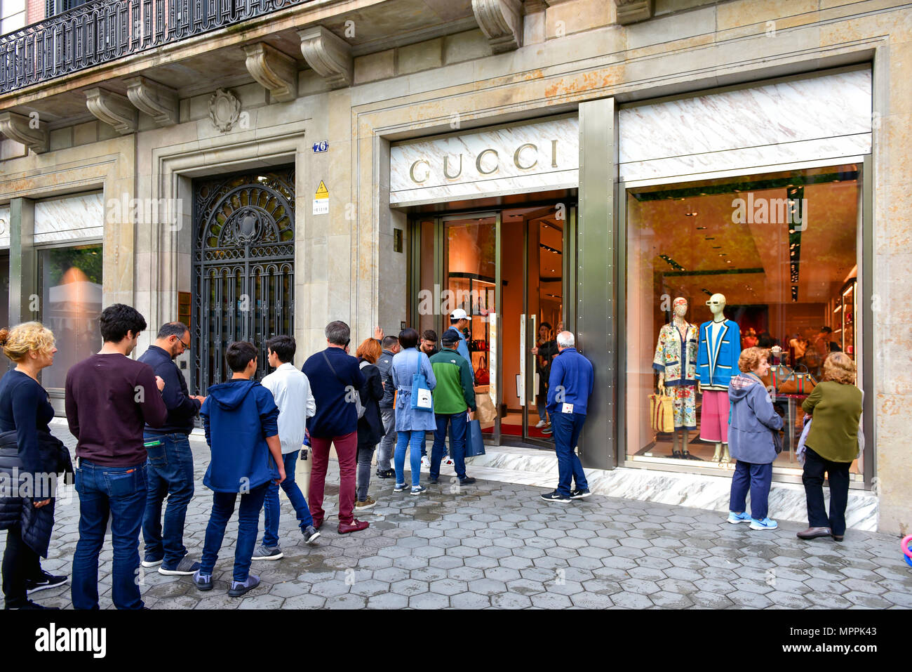 Barcelone, Espagne - 5 mai 2018 : personnes attendent en ligne pour saisir le Gucci, la marque de luxe italienne sur le Passeig de Gràcia. Banque D'Images