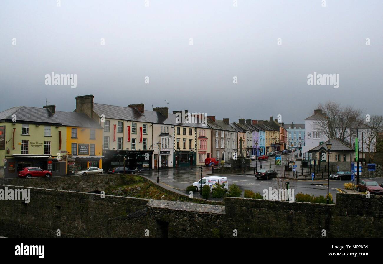 Rue principale de la ville de Cahir, comté de Tipperary, Irlande Banque D'Images