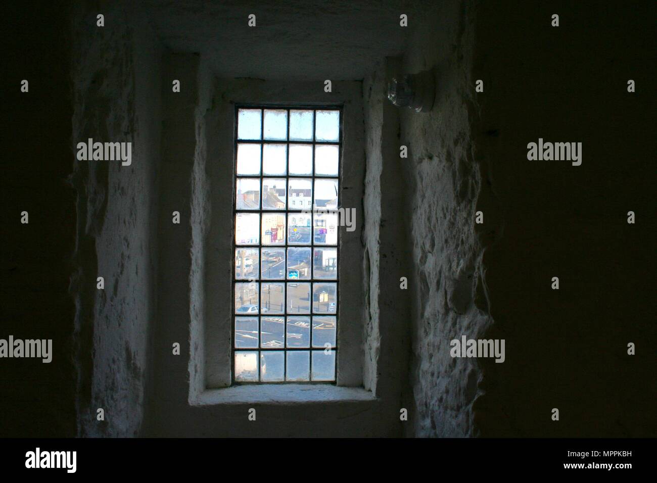 Vue sur la rue d'une fenêtre à l'intérieur de Château de Cahir, Ville de Cahir, comté de Tipperary, Irlande Banque D'Images