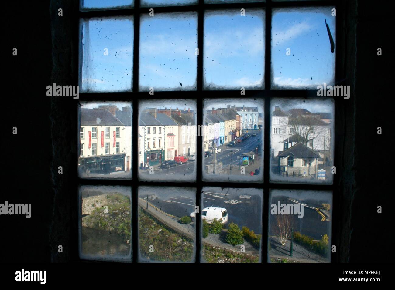 Vue sur la rue d'une fenêtre à l'intérieur de Château de Cahir, Ville de Cahir, comté de Tipperary, Irlande Banque D'Images