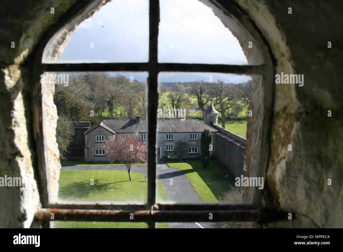 Voir à partir de la fenêtre dans le château de Cahir, Ville de Cahir, comté de Tipperary, Irlande Banque D'Images