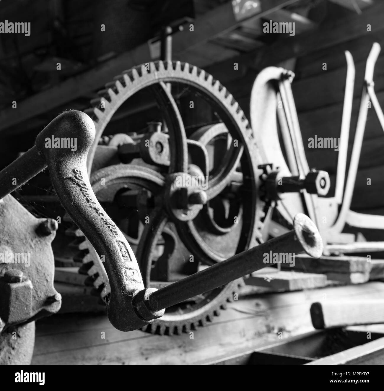 Engrenage rouillé, papules Vintage paille cutter, vieille machine agricole. Campagne polonaise, trouve dans les étables de la Prusse orientale 13. La Pologne. Banque D'Images