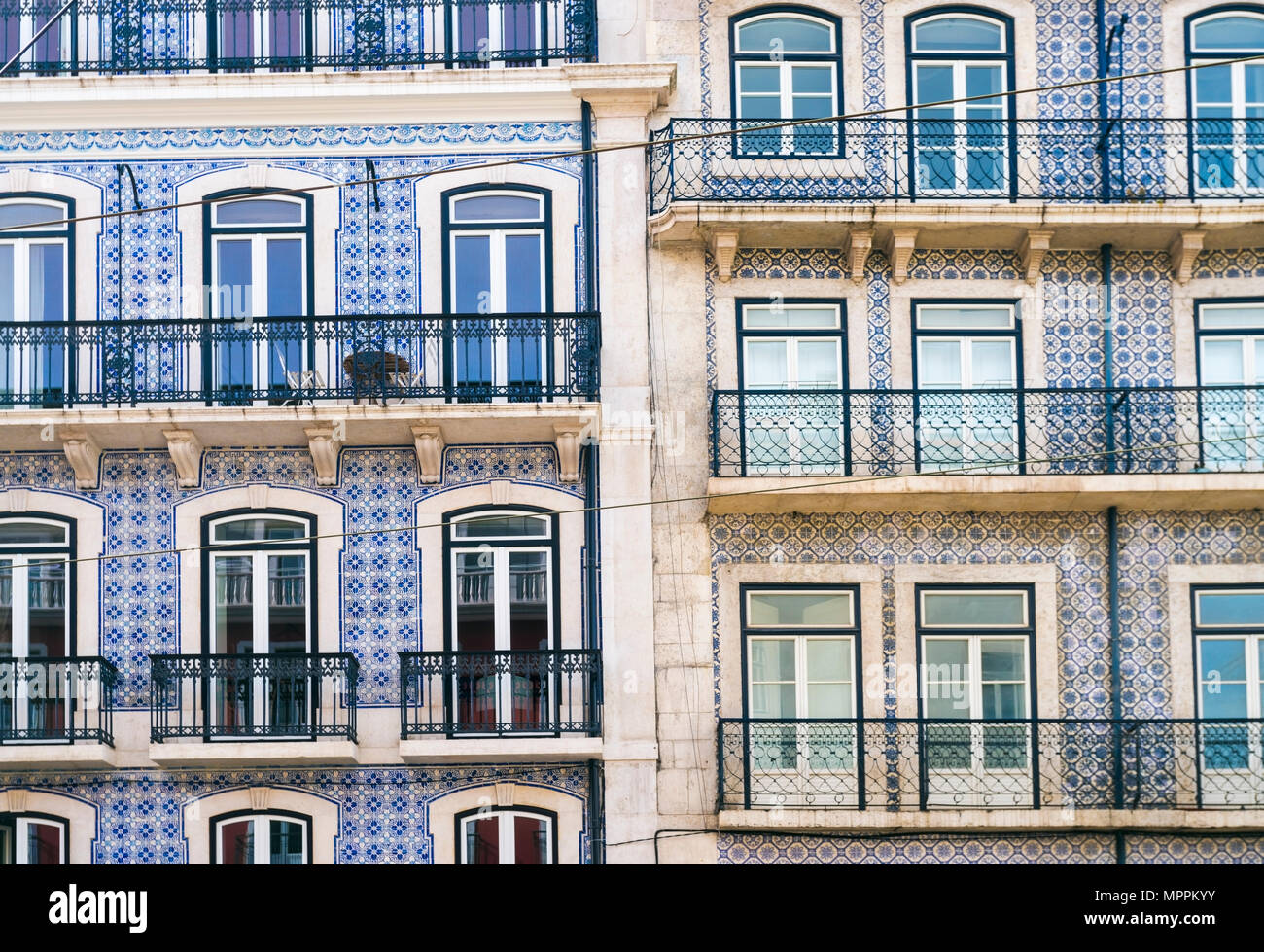 Portugal, Lisbonne, deux façades de maisons multi-familiales, vue partielle Banque D'Images