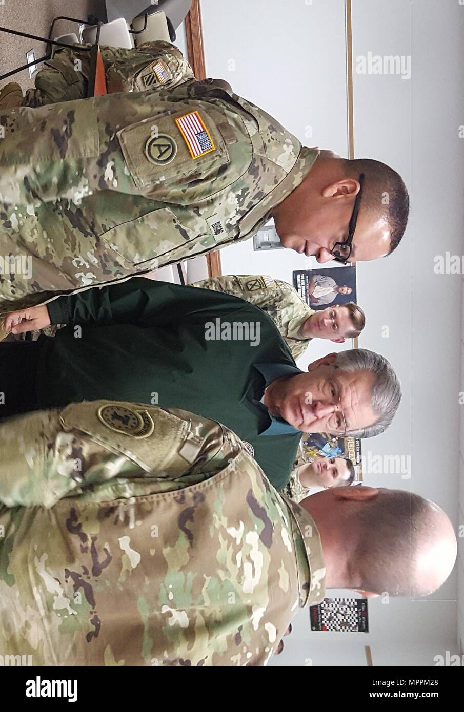 Le brig. Le général José R. Burgos (à gauche) de général commandant adjoint du Commandement du soutien régional 99e, Joint Base McGuire-Dix-Lakehurst, N.J., parle avec M. Melvin Bauman (milieu), Réserve de l'Armée de l'Ambassadeur de l'état du Michigan et de l'Armée Le sergent-chef. Jeffrey Cole (à droite), le sous-officier responsable des opérations pour l'armée américaine de recrutement des Grands Lacs bataillon, Lansing, Michigan, Mars 25, 2017, dans l'armée américaine George B. Dolliver Réserver Centre de Fort Custer Training Center, Michigan Bauman est un ancien lieutenant-colonel de réserve de l'Armée avec plus de 35 années de service. Banque D'Images