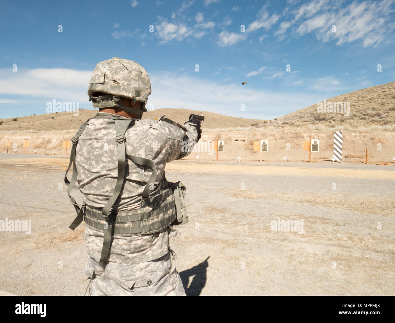 Un soldat de réserve de l'armée américaine avec la 96e Brigade de soutien une M9 handgun on un camp de tir à partir de 25 Williams mètres, le 4 mars, 2017. Banque D'Images