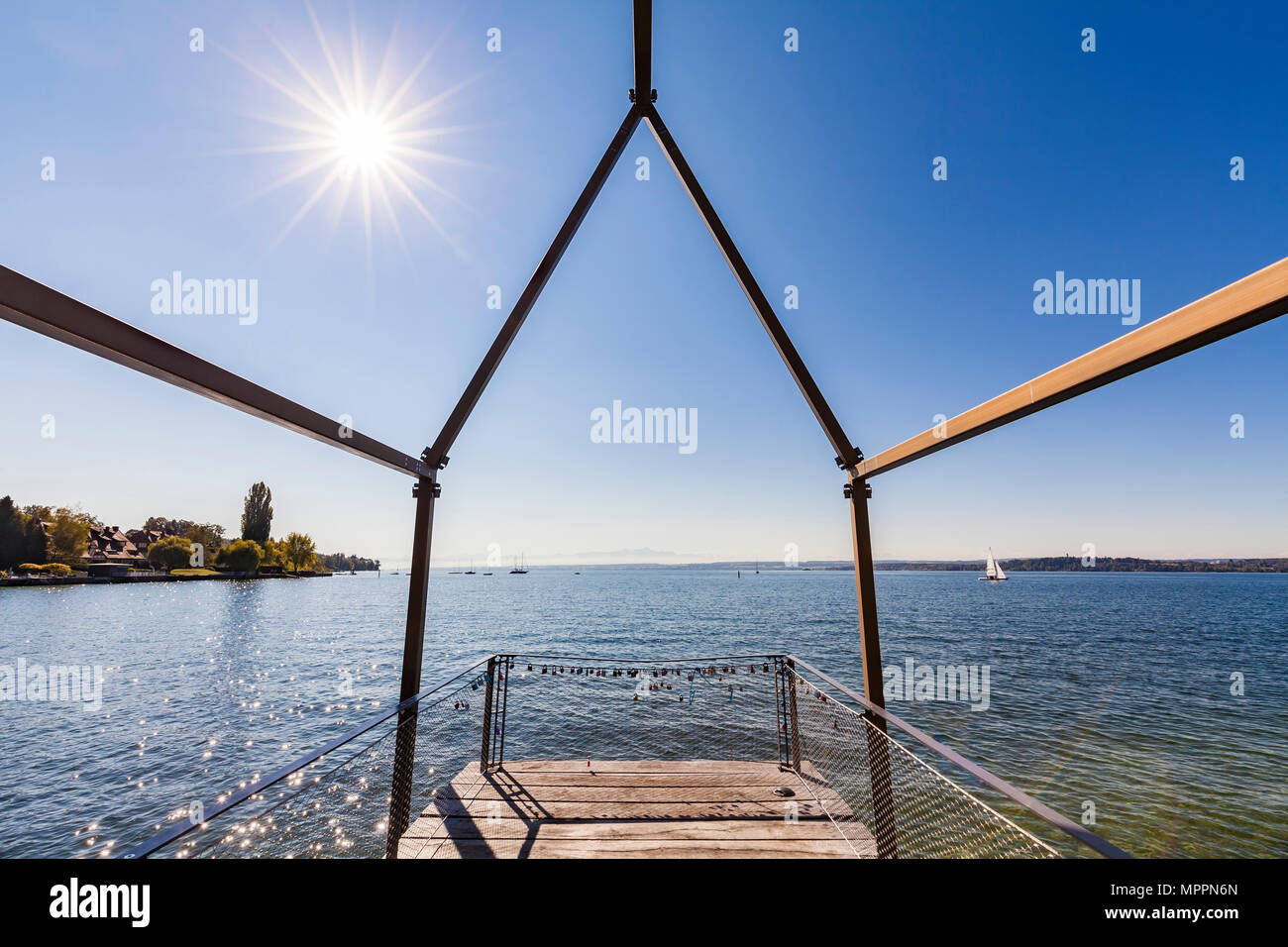 Allemagne, Bade-Wurtemberg, le lac de Constance, le lac Überlingen, Unteruhldingen, pont d'observation contre le soleil Banque D'Images