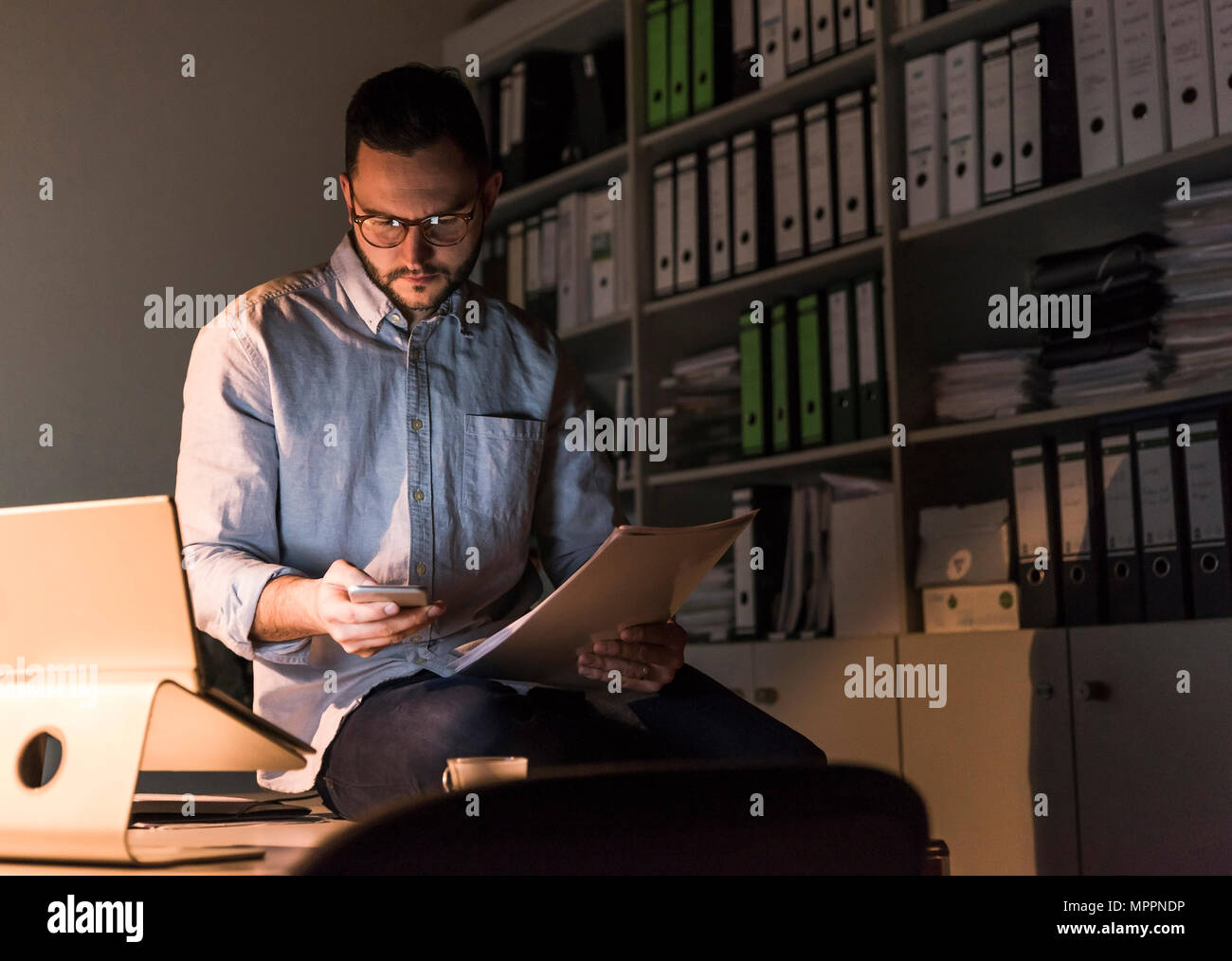 Businessman travaillant tard in office Banque D'Images