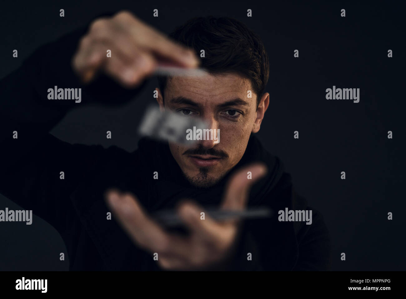 Portrait de magicien de magie avec des cartes à jouer Banque D'Images