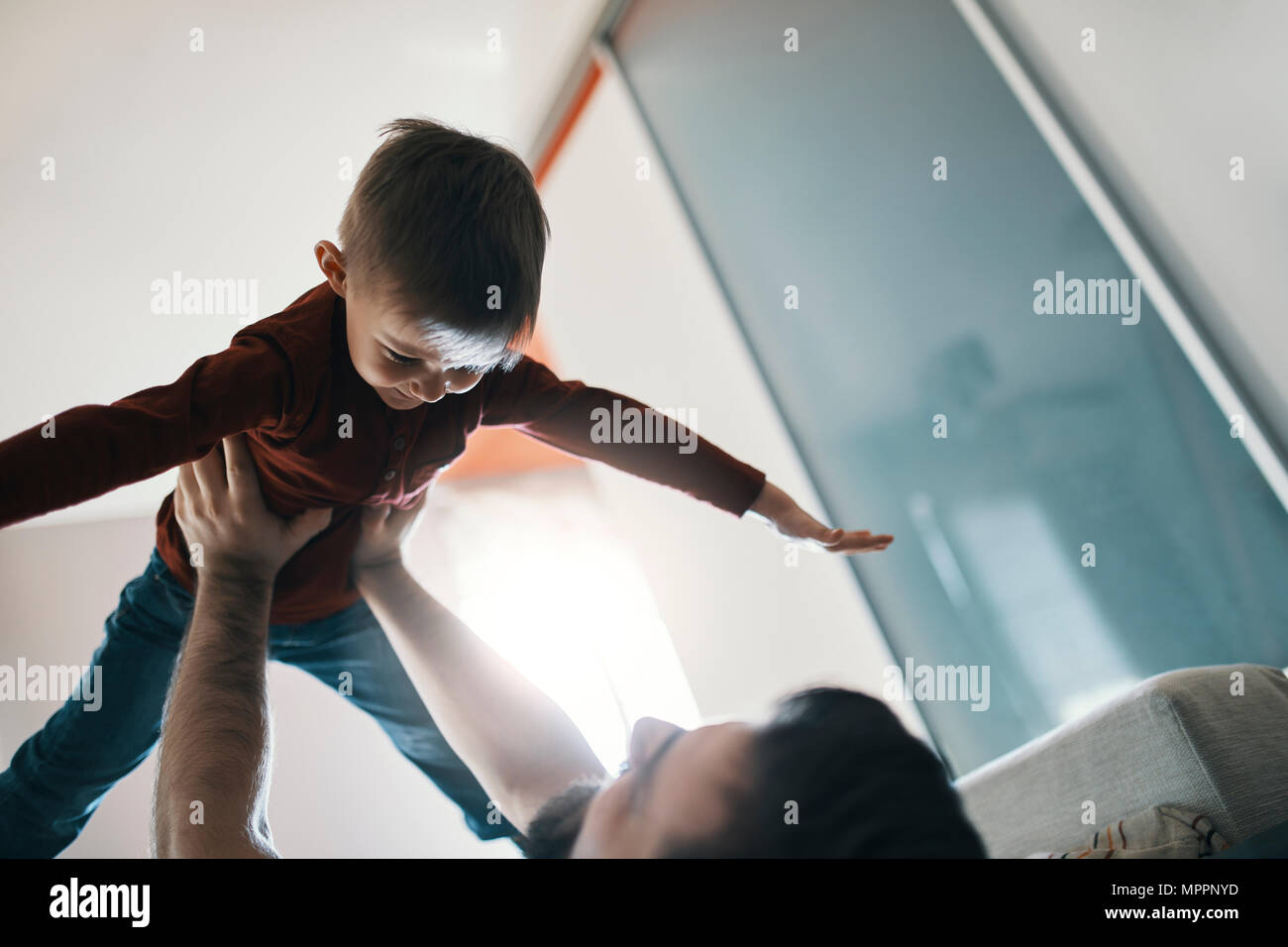 Père et petit fils jouer ensemble à la maison Banque D'Images